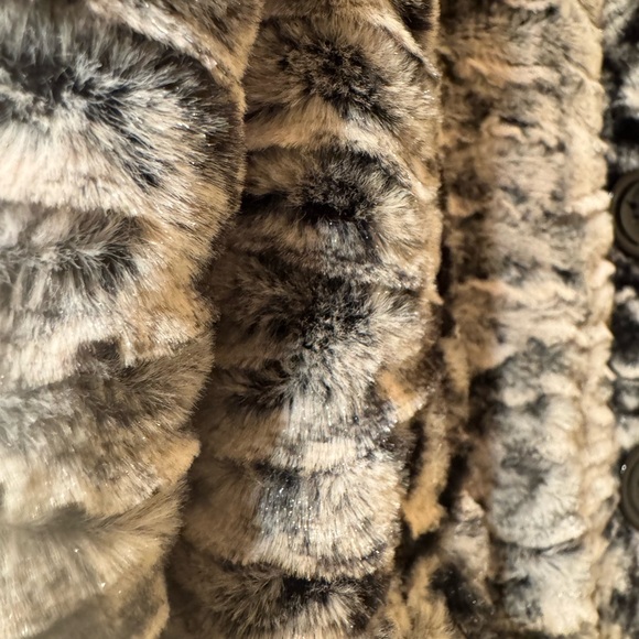 NWOT Monochrome Faux Fur Women’s Coat Size Small - Picture 3 of 8